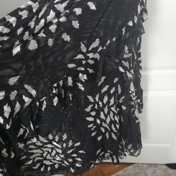 Beautiful Delicate Dress with Sequins - Picture 4 of 10